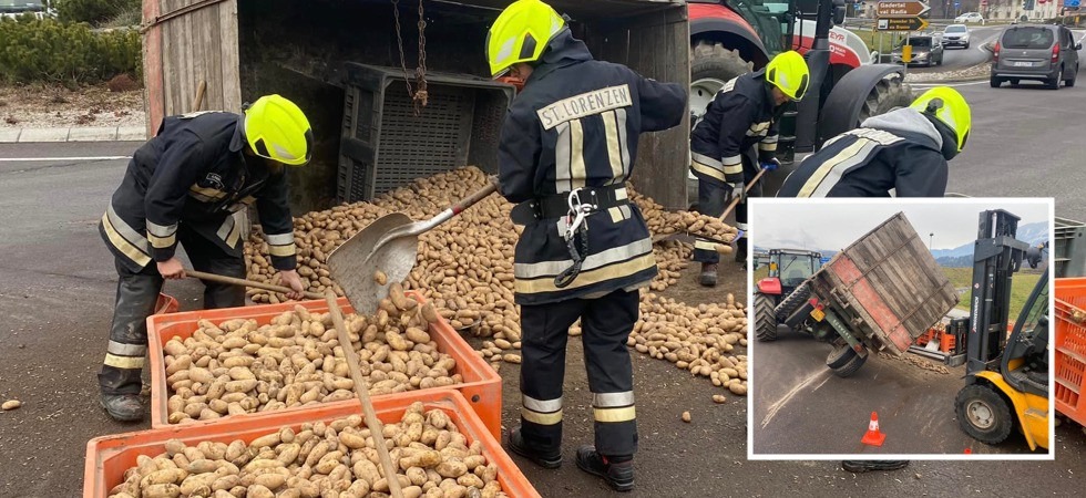 Il trattore sbaglia manovra e il rimorchio carico di patate si rovescia in mezzo alla strada: disagi alla viabilità